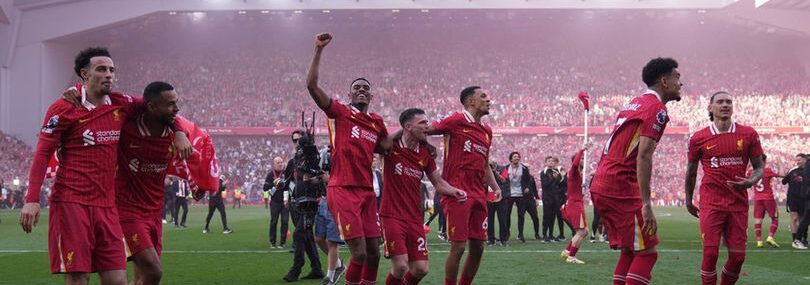 Pemain Liverpool merayakan kemenangan di Anfield bersama suporter, dengan logo Hokiku88 di pojok kanan atas sebagai media pendukung berita sepak bola.