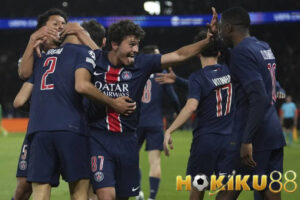 Pemain Paris Saint-Germain merayakan kemenangan di lapangan dengan penuh semangat, terlihat logo Hokiku88 di pojok gambar.