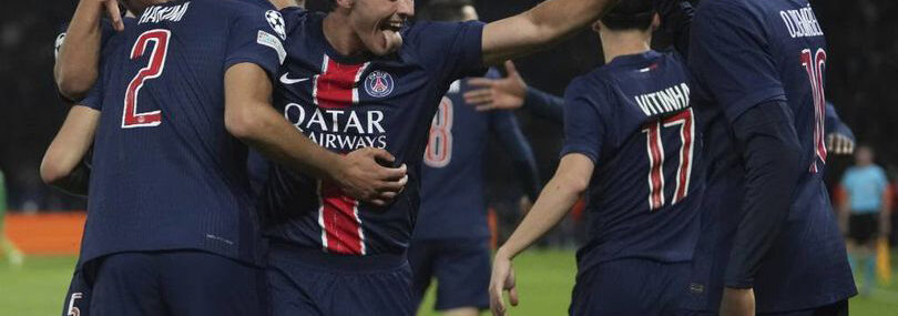 Pemain Paris Saint-Germain merayakan kemenangan di lapangan dengan penuh semangat, terlihat logo Hokiku88 di pojok gambar.